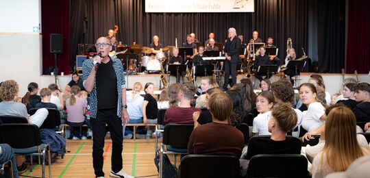 Bigband-Sound zum Schuljahresstart: Die hr-Bigband eröffnet ihre Schultour in unserer Aula