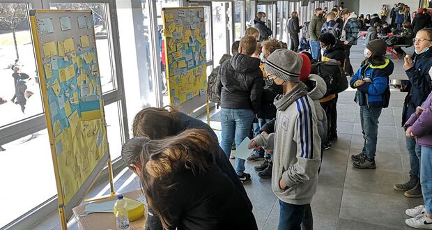 Schülerinnen und Schüler äußern Bitten, Wünsche und Gebete für die Ukraine