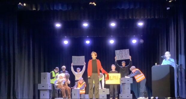 „Finden Sie das etwas gerecht?“ – DSP-Kurs Klasse 11 nimmt an Fuldaer Schultheatertagen teil