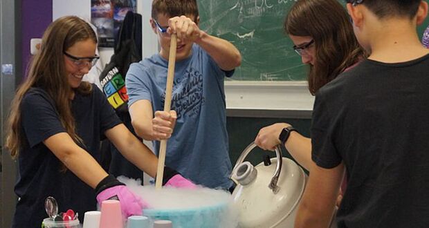 Nils Arnold erreicht 1. Platz im Praxis-Teamwettbewerb der Regionalrunde bei "Chemie - die stimmt!"