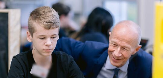 Startschuss für School2Sky: Bildungsminister Schwarz besucht das oLaF