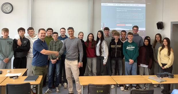 Wirtschaftsjunior und Weltenbummler Kris D an der Steinschule