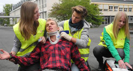 Schulsanitäter helfen